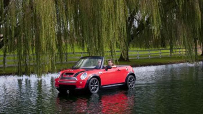 Διαθέτει όλα τα στοιχεία ενός κανονικού αυτοκινήτου, όπως μάσκα, προβολείς, πίσω φανάρια και τροχούς, ώστε να δίνει την ψευδαίσθηση ότι «τρέχει» πάνω 